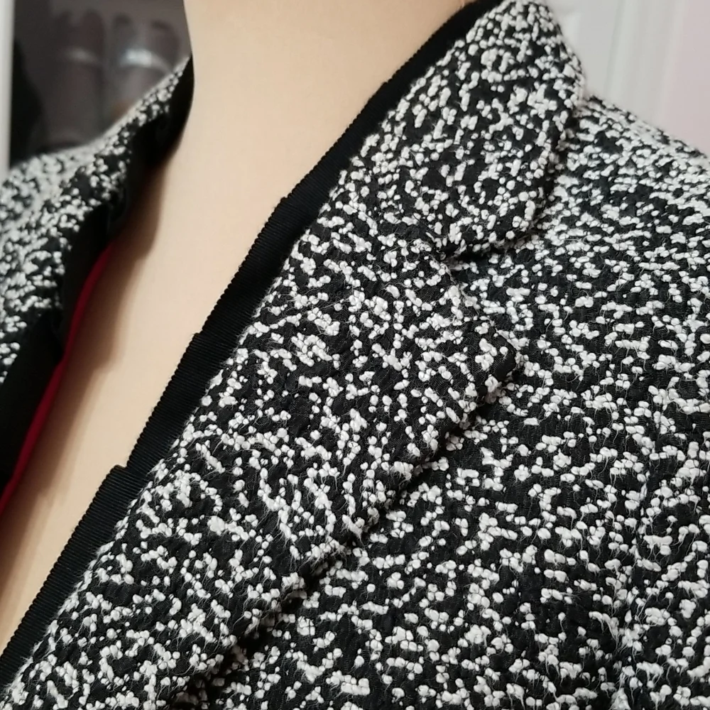 SOLD Ann Taylor Black/whited Textured Cropped blazer, 4 Petite - Picture 5 of 12